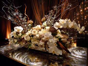 Online jigsaw puzzle - Stunning orchids and silver branches sparkle in this elegant New Year centrepiece with beautiful glass reflections - picture 15